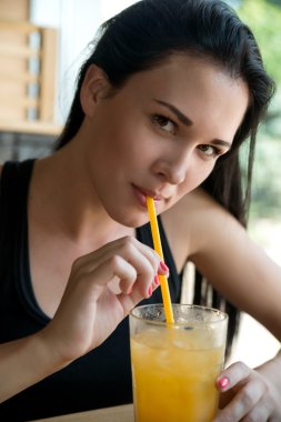 Bir kafede limonata içmek kadın