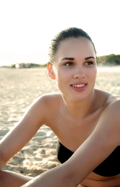 Hermosa modelo relajante en una playa — Foto de Stock