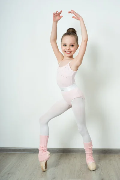 Um pouco adorável jovem bailarina — Fotografia de Stock