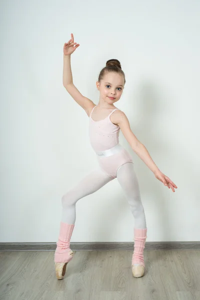 Um pouco adorável jovem bailarina — Fotografia de Stock