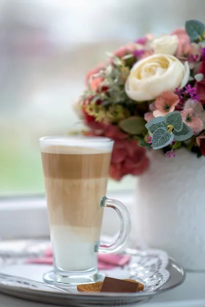 Café con leche en vidrio transparente —  Fotos de Stock