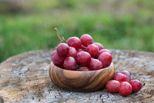 Виноград в деревянной тарелке — стоковое фото