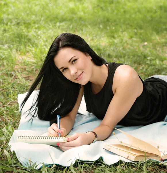 Student studying in park — Stock Photo, Image