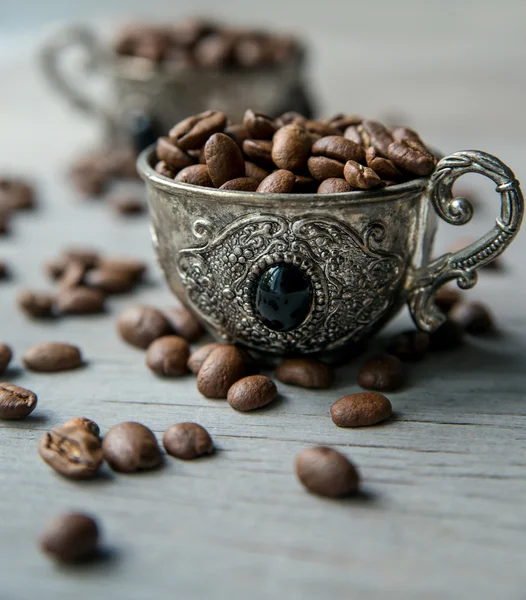 Grãos de café em copos vintage — Fotografia de Stock