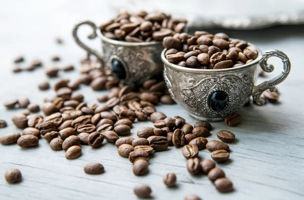 Granos de café en tazas vintage — Foto de Stock