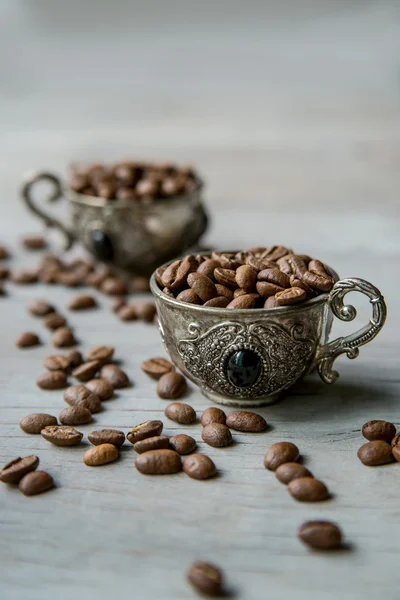 Granos de café en tazas de plata árabe — Foto de Stock