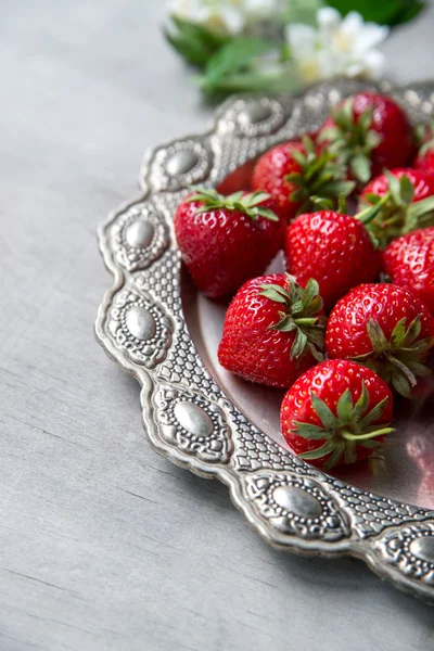 Fresas frescas en forma de corazón plato — Foto de Stock