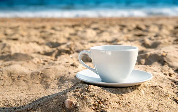 Weiße Tasse mit Tee oder Kaffee — Stockfoto