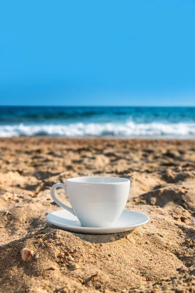 Weiße Tasse mit Tee oder Kaffee — Stockfoto