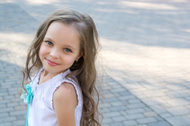 Küçük bir gülümseyen kız