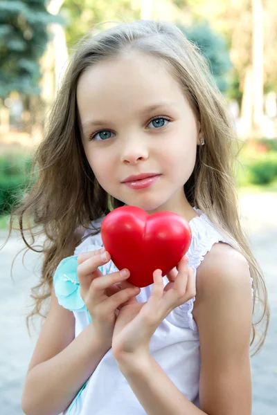 Kırmızı kalpli kız — Stok fotoğraf