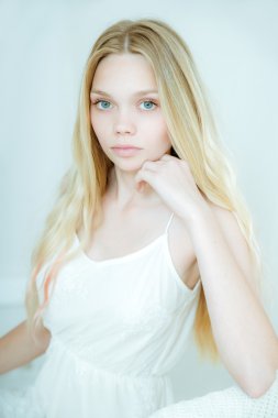 Temiz ciltli genç bir kadın.