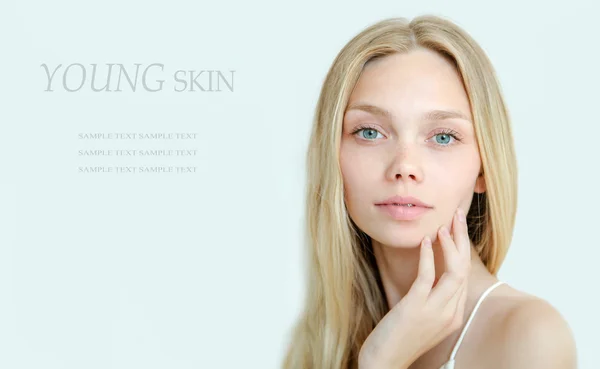 Temiz ciltli genç bir kadın.