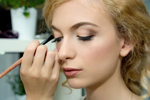 Make-up artist toepassing van eyeshadows — Stockfoto