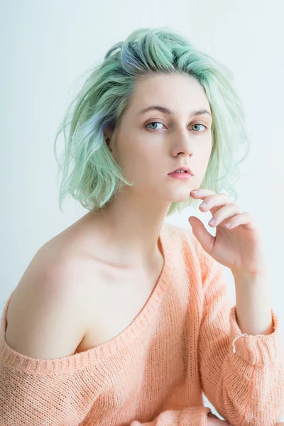 Молодая модель с зелеными волосами и глазами — стоковое фото