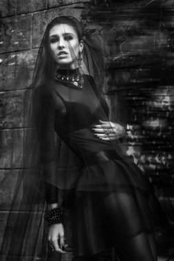 Gotik tarzda giyinmiş Fashiom modeli.