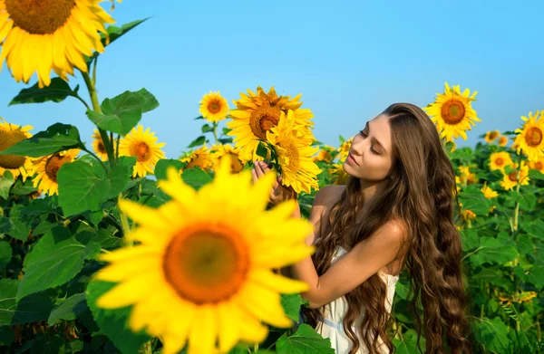 Mujer joven con girasoles — Foto de Stock