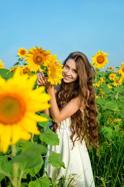 Ayçiçekli genç kadın