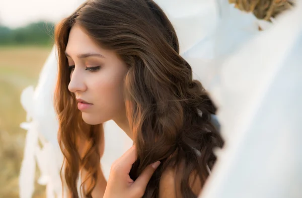 Menina bonita com asas de anjo — Fotografia de Stock