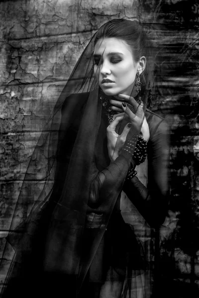 Modemodel im gotischen Stil gekleidet. — Stockfoto