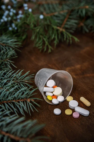 Comprimidos, comprimidos, vitaminas na composição de inverno . — Fotografia de Stock