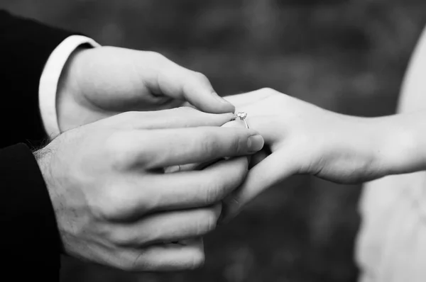 Adam yüzüğü teklifle kız arkadaşına yapma.