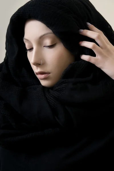 Menina com pele perfeita em um lenço preto — Fotografia de Stock