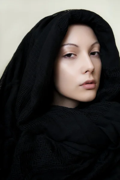 Девушка с идеальной кожей в черном шарфе — стоковое фото