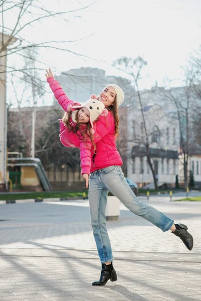 Dos chicas caminando por la ciudad. — Foto de Stock