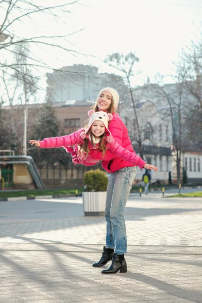 Two girls walking  in the city. — Stock Photo, Image