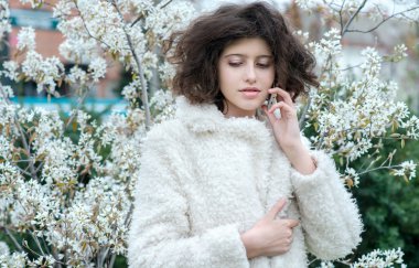 gülümseyen kadın telefonla konuşuyor