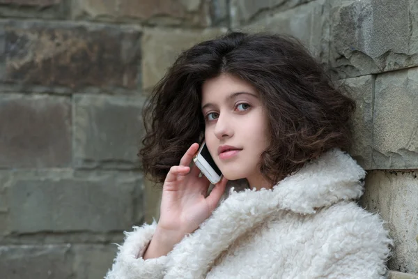 Mujer sonriente hablando por teléfono celular — Foto de Stock