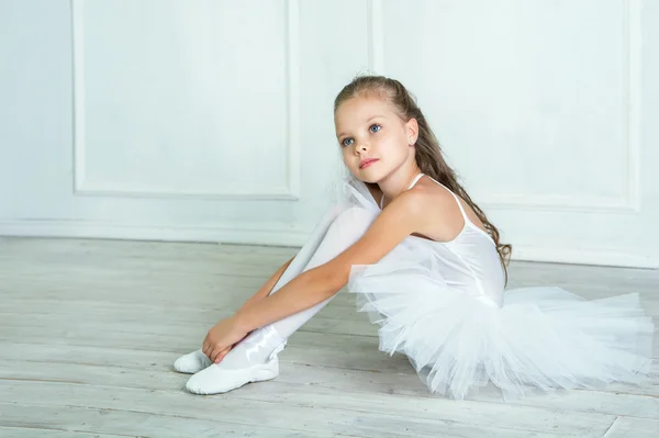 En liten bedårande ung ballerina — Stockfoto