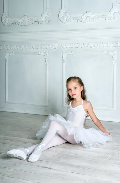 En liten bedårande ung ballerina — Stockfoto