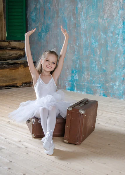 Little adorable ballerina with old vintage suitcas — Stock Photo, Image