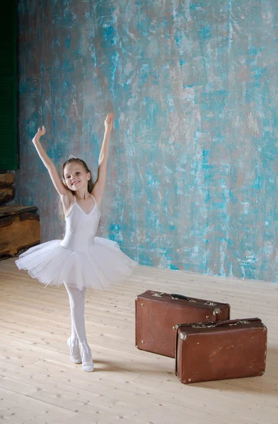 Lilla söta ballerina med gamla vintage suitcas — Stockfoto