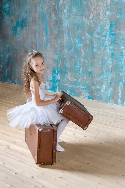 Pequena bailarina adorável com suitcas vintage velho — Fotografia de Stock