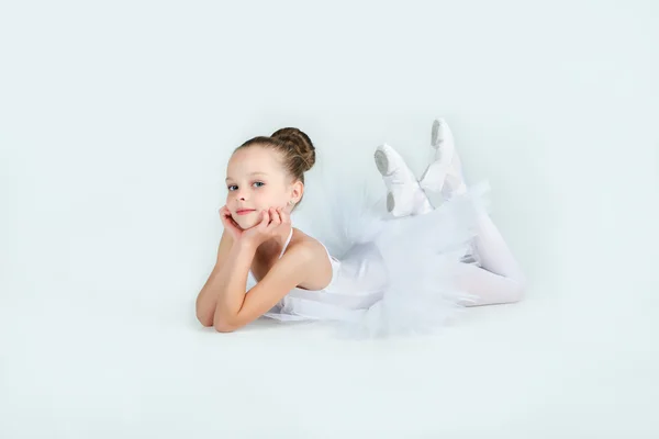 Eine kleine bezaubernde junge Ballerina — Stockfoto