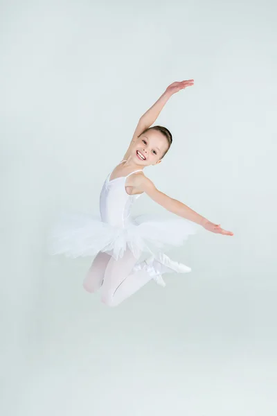 En liten bedårande ung ballerina — Stockfoto