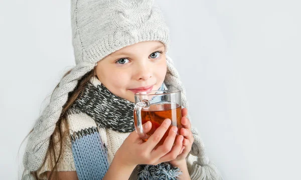 Çay bardağı ile güzel mutlu gülümseyen kış kız.
