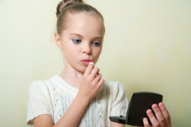 Uygulama küçük kız makyaj moda