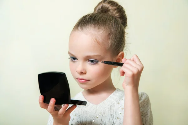 Uygulama küçük kız makyaj moda