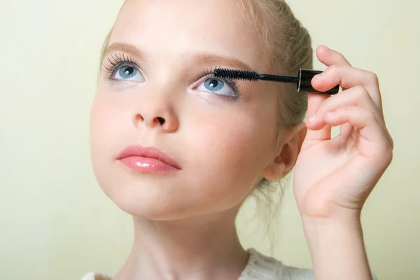 Мода маленькая девочка применяя макияж — стоковое фото