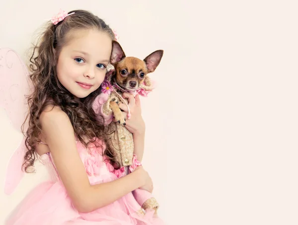 Küçük evde beslenen hayvan köpek ile sarışın çocuk kız — Stok fotoğraf