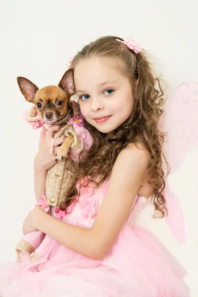 Niña rubia con perro mascota pequeño —  Fotos de Stock