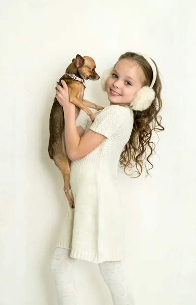 Blond enfant fille avec petit chien de compagnie — Photo