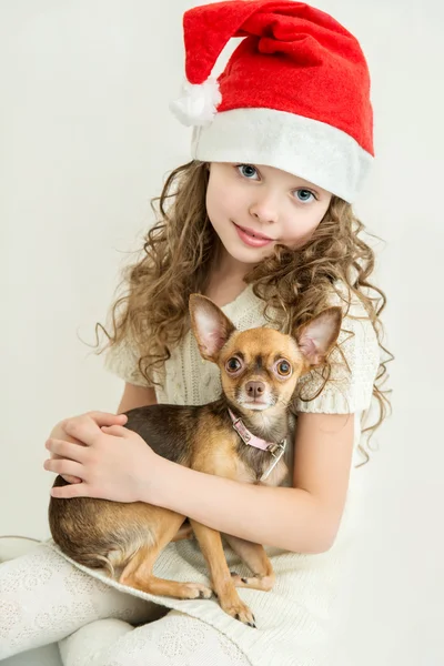Блондинка дівчинка з маленькою собачкою — стокове фото