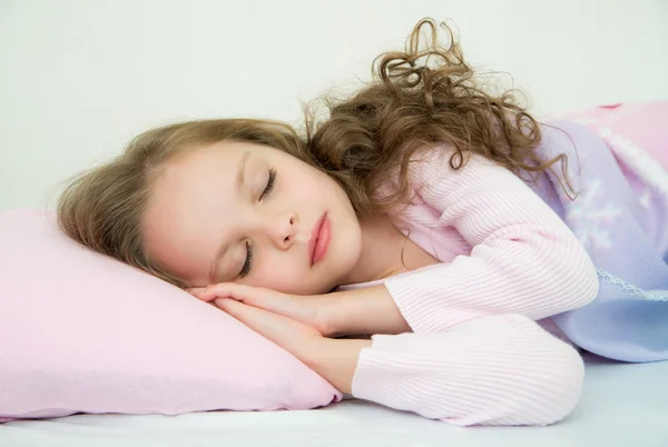 Onun yatağında uyuyan sevimli küçük kız — Stok fotoğraf