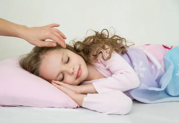 Красивая маленькая девочка спит в своей постели — стоковое фото
