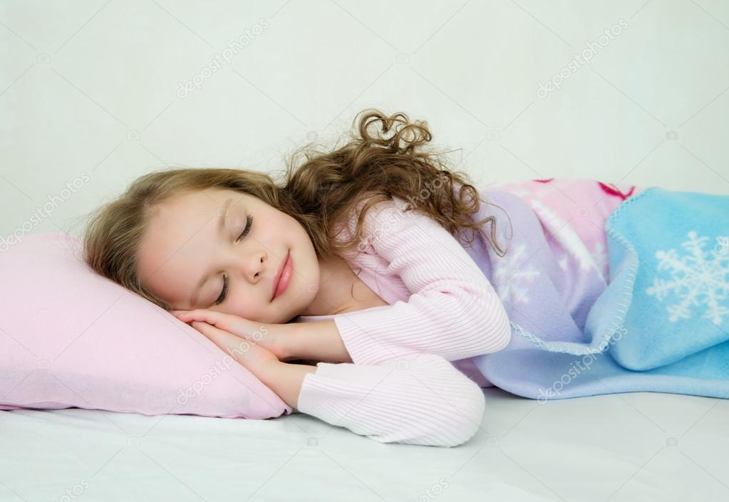 사랑 스러운 어린 소녀가 그녀의 침대에서 자 고 — 스톡 사진 © Jutar 73875845 